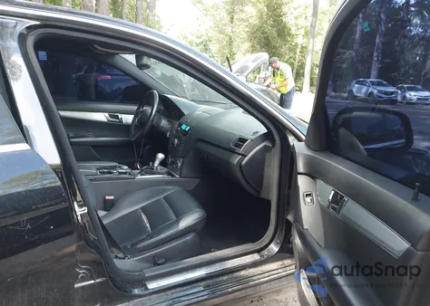 2008 Mercedes-Benz C 300 Luxury/Sport z USA, uszkodzony, nr VIN WDDGF54X78R016355